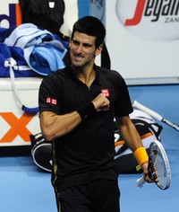 Bertanding di O2 Arena, Selasa (6/11/2012) dinihari WIB, Djokovic menghentikan perlawanan Tsonga dalam pertandingan straight set 7-6 (7-4), 6-3. REUTERS/Kieran Doherty.