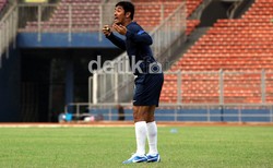 Nil Maizar, meneriakkan pemainnya dari tengah lapangan. Nil yang lahir di Payakumbuh, Sumatera Barat, 2 Januari 1970, adalah pesepakbola dan pelatih sepak bola asal Indonesia. Nil saat ini menjadi kepala pelatih tim nasional senior Piala AFF.