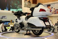 Goldwing dilengkapi dengan bagasi pada bagian kanan dan kiri. Namun kenyamanan jelas terlihat dengan memiliki bangku sender untuk penumpang bagian belakang.