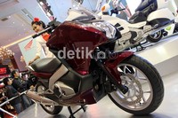 Honda Integra terlihat lebih kecil dan lebih mampu menyelip-menyelip dalam kerumunan kendaraan.