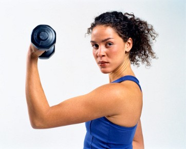 Latihan Angkat Beban Buat Tubuh Wanita Berotot, Mitos atau Fakta?