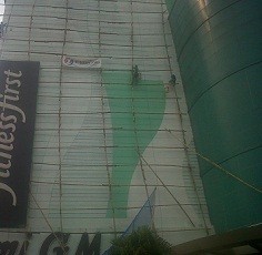 Kerja Menantang Maut Spiderman Bajakan di Cibubur