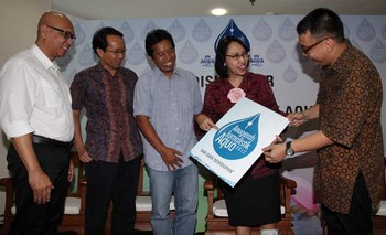 (ki - ka) Hendro Baruno (Ketua Umum Asosiasi Perusahaan Air Minum Dalam Kemasan/ASPADIN), Agus Sudibyo (Ketua Komisi Pengaduan Masyarakat dan Penegakan Etika Dewan Pers), Suwarjono (Sekjen Aliansi Jurnalis Independen), bersama Parmaningsih Hadinegoro (Pemimpin Danone AQUA) dan Hariyanto (Fotografer Profesional) saat peluncuran AJA 2012.