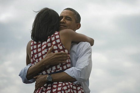 Menangi Pilpres AS, Obama Ucapkan Terima Kasih dan Peluk Istri