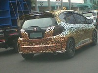 Mobil Jazz dengan cat yang unik ini tertangkap kamera di kawasan Kelapa Gading, Jakarta. (Foto: Dadan K)