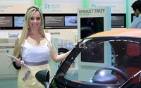 Berbahasa Portugis, SPG ini dengan telaten menjelaskan fitur di Renault Twizy. detikOto hanya bisa manggut-manggut saja. Hehehe.