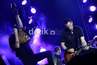 Para penggemar Creed juga dibius dengan permainan melodi-melodi. Rock yang sangat berkelas dari Mark Tremonti.