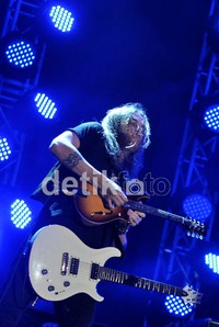 Aksi additional gitar Creed Eric Friedman tidak mau kalah dari sang Lead Guitarist Mark Tremonti.