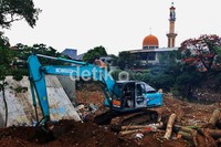 Pelebaran itu agar air yang datang dari Bogor dapat mengalir dengan lancar.