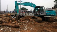 Tanah ini nantinya akan dikeruk guna pelebaran sungai ciliwung.