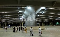 Pilar elips yang pipih ini tempat pelemparan jumroh sebetulnya adalah tabung yang lebar. Bagian yang berupa corong untuk mengalirkan kerikil dari tempat pelemparan jumroh di lantai di atasnya.