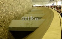 Sementara interior bagian kaki juga dibentuk berupa corong. Maka tidak sampai terjadi penumpukan kerikil bekas pelempara jumroh.
