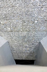 Celah yang gelap itu adalah mulut corong. Melaluinya, kerikil pelemparan jumroh meluncur turun masuk ke tabung pilar dan mendarat di tempat penampungannya yang ada di bagian basement gedung Jamarat.