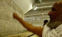 Setiap tahun, ada jutaan orang jemaah haji melempar jumroh. Hingga awal millenium ini, target pelemparan jumroh berupa tugu, akibatnya ada saja jemaah calon haji terkena kerikil nyasar yang dilemparkan dari posisi di seberangnya.