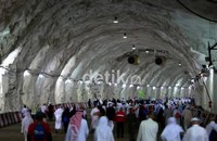 Jamaah haji calon haji bergerak memasuki terowongan Moasiem menuju Jamarat dari maktab mereka di Minajadid. Waktu pelemparan segaja dibuat bergantian hingga malam hari agar tidak terjadi penumpukan massa pada pagi hingga sore.