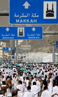 Usai melempar jumroh, jamaah haji menuju Masjidil Haram untuk melakukan tawaf di Kabah.