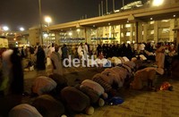 Pada malam hari, Jamarat Mina penuh oleh jemaah calon haji yang melaksanakan mabid (melewatkan sebagian malam di Mina).