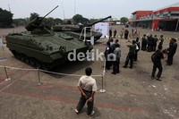 Leopard pun menjadi tujuan utama para pengunjung yang mayoritas TNI dan sejumlah prajurit dari luar negeri.