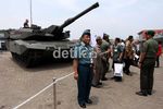 Tank Leopard Curi Perhatian Pengunjung Indo Defence