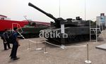 Tank Leopard Curi Perhatian Pengunjung Indo Defence