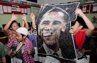 Anak-anak ini dengan senang membawa poster Obama ke ruang kelas. Obama...obama....obammm, ucap para siswa SD meneriakan yel-yel sambil memegang poster Obama.