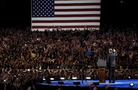 Dengan diiringi sambutan meriah para pendukungnya, Presiden Amerika Serikat Barack Obama tampil untuk menyampaikan pidato kemenangannya. REUTERS/Larry Downing.