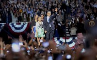 Dengan kembali memenangkan pilpres AS, Obama mencetak sejarah karena menjadi capres kedua dari partai Demokrat yang berhasil memenangi periode jabatan kedua sejak Perang Dunia II. Yang pertama adalah mantan presiden Bill Clinton yang pernah memegang jabatan selama dua periode. REUTERS/Philip Andrews.
