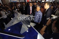 Menteri Pertahanan Purnomo Yusgiantoro melihat pesawat tempur Korea Selatan.