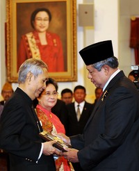 Presiden SBY menyerahkan gelar pahlawan nasional kepada Ir. Soekarno yang diterima ahli warisnya Guntur Soekarno Putra. Rusman/Setpres.