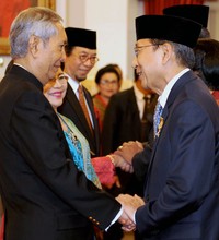 Wapres Boediono memberikan selamat kepada ahli waris Soekarno dan Hatta. Rusman/Setpres.