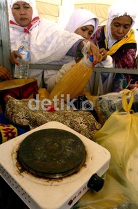 Mencari-cari air zam-zam miliknya untuk diselamatkan agar tidak tercecer percuma di King Abdulazis International Airport, Jeddah.