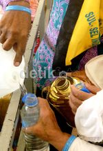 Menyelamatkan Air Zam-zam Terjaring Sweeping