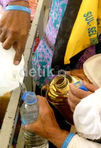 Berbagi air zam-zam dengan yang lain. Pokoknya jangan sampai air yang diperoleh dengan susah payah itu tersia-sia.
