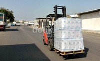 Setumpuk air zam-zam untuk jamaah haji dibawa masuk ke gudang Garuda Indonesia.