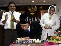 Ketua DPR Marzuki Alie meniup lilin ulang tahun ke 57 disaksikan istinya Asmawati Marzuki Alie (kanan) dan anggota DPR dari Demokrat, Achsanul. Ramses/detikcom.