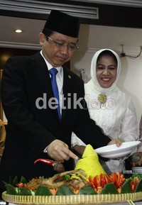 Marzuki Alie memotong nasi tumpeng didampingi istri Asmawati. Ramses/detikcom.