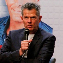 David Foster Janjikan yang Terbaik di Konser Ketiganya
