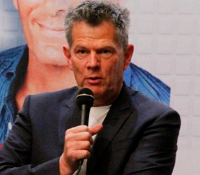 David Foster Janjikan yang Terbaik di Konser Ketiganya
