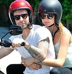 Adam Levine & Behati Prinsloo Segera Menikah?