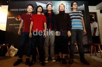 Sementara itu, The Upstairs akan berkolaborasi dengan Andy Ayunir, The S.I.G.I.T. dengan rocker senior Benny Soebardja, dan Zeke Khaseli bersama Ermy Kullit.