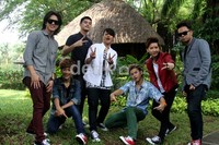 Para personel SM*SH tampaknya sedang ceria saat ditemui di kawasan Karawaci, Rabu (7/11/2012). Gusmun/detikHot.