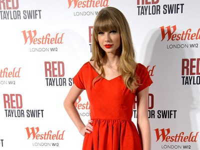 Dress Merah Menyala Taylor Swift