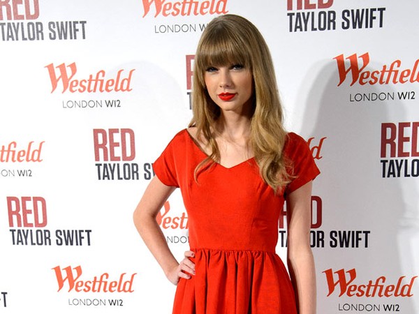 Dress Merah Menyala Taylor Swift