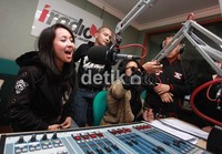 Mereka akan siaran setiap hari selasa pukul 20.00-22.00 WIB atau 21.00-23.00 WITA setiap minggunya langsung dari studio i-Radio.
