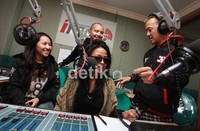 Kotak akan berinteraksi dengan i-Listeners (panggilan pada pendengar i-Radio) setiap hari Selasa.
