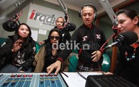 Kotak juga akan bercerita tentang prestasi mereka selama bermusik dan kehidupan pribadi masing-masing personel yang belum pernah diketahui oleh masyarakat.