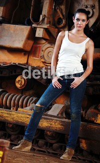 Hanya memakai tanktop putih dan celana denim, perempuan kelahiran Swiss itu tampak seksi.