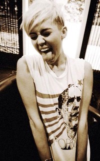 #ROCKTHEVOTE. tulis Miley Cyrus di akun Twitter pribadinya yang menyertakan foto dirinya memakai tanktop putih bergambar Obama. (Twitter)