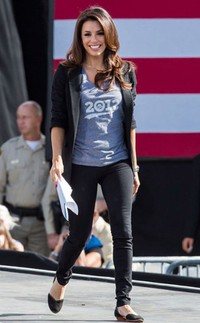 Eva Longoria tampil dengan balutan kaos Obama 2012. (MPNC/AKM-GSI; eonline)