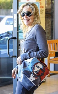 Sharon Stone memakai tas yang bergambar wajah Obama. (AKM-GSI; eonline)